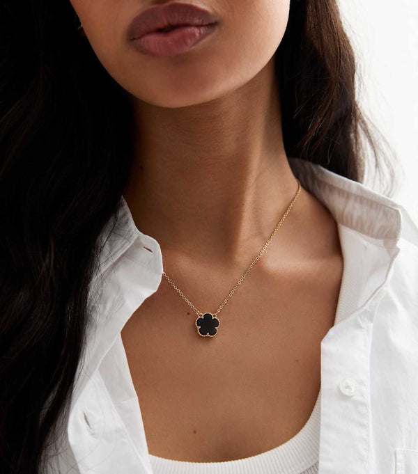 "Elegant Black Clover Pendant Necklace on Chain – Minimalist Jewelry for Women"