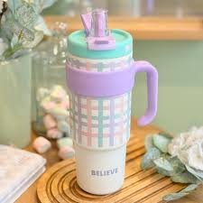 “Pastel Plaid Insulated Travel Mug – ‘BELIEVE’ Printed Reusable Coffee Tumbler with Lid & Handle | Cute Aesthetic Cup for Hot & Cold Drinks”